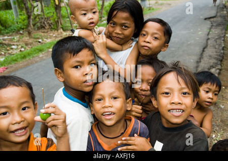 Kinder-Ansturm auf die Besucher in der kleinen Küstenstadt von Amed Bali Indonesien begrüßen Stockfoto