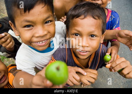 Kinder-Ansturm auf die Besucher in der kleinen Küstenstadt von Amed Bali Indonesien begrüßen Stockfoto