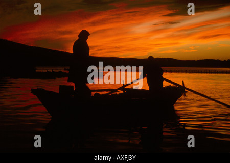 Altes Ehepaar kommt zurück vom Fischfang Sonnenuntergang in Amvrakikos Golf Griechenland Stockfoto