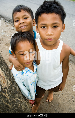 Junge Burschen hetzen, um Besucher in der kleinen Küstenstadt von Amed Bali Indonesien begrüßen Stockfoto