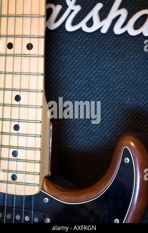 Detail-Aufnahme einer 1978 Vintage Fender Stratocaster-Gitarre mit schwarzen Stutzen gelehnt einen Marshall-Verstärker Stockfoto