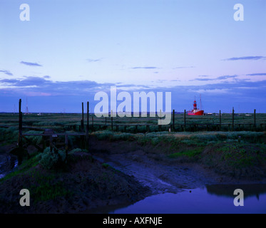 Trinity House Feuerschiff vor Anker in einer Bucht am Sumpf Land an der Tollesbury in Essex, England Stockfoto