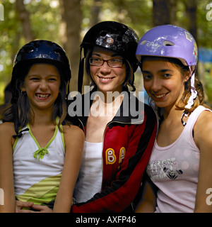 Drei Mädchen in Helme posiert im Wald Stockfoto