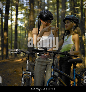 Zwei Mädchen in Helme posiert im Wald Stockfoto