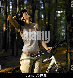 Junges Mädchen im Helm posiert im Wald Stockfoto