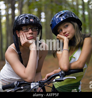 Zwei Mädchen in Helme posiert im Wald Stockfoto