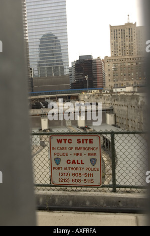 Ein Zeichen steht für die Cité des ehemaligen World Trade Center in New York mit Notrufnummern. Stockfoto