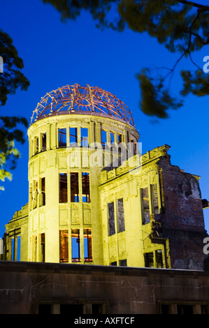 A Bomb Dome in Hiroshima zum Gedenken an den zweiten Weltkrieg atomaren Angriff ist nachts beleuchtet Stockfoto