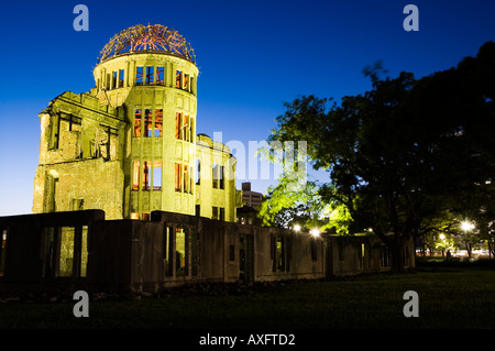 A Bomb Dome in Hiroshima zum Gedenken an den zweiten Weltkrieg atomaren Angriff ist nachts beleuchtet Stockfoto