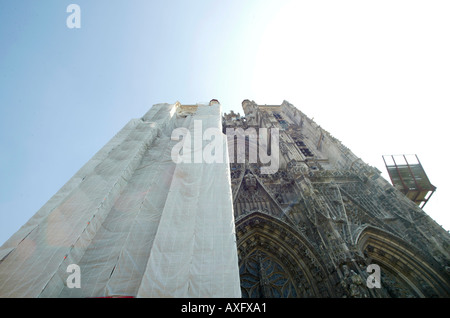 Abbeville Kathedrale Turm bedeckte die Hälfte für Renovierungsarbeiten Stockfoto