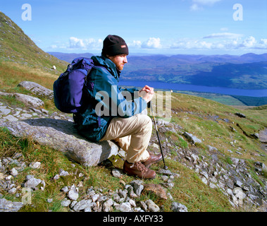 Hügel Walker ruht auf dem Weg zum Gipfel des Beinn Ghlas, Ben Lawers, Perthshire, Schottland Stockfoto