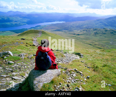 Hügel Walker ruht auf dem Weg zum Gipfel des Beinn Ghlas, Ben Lawers, Perthshire, Schottland Stockfoto