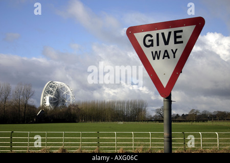 Wege-Schild mit Jodrell Bank Cheshire UK im Hintergrund beobachten das Universum zu geben Stockfoto