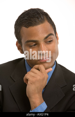 Nachdenklicher junger Mann in einem Business-Anzug Stockfoto