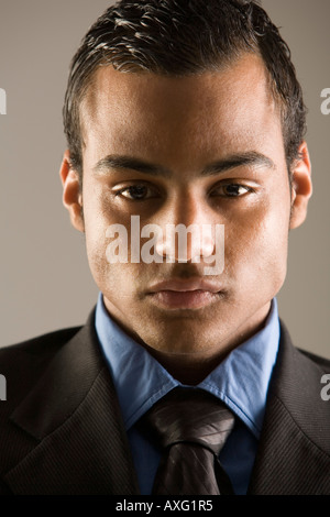 Dramatische Porträt eines starken, quadratische jawed jungen Mannes trägt Anzug und Krawatte Stockfoto