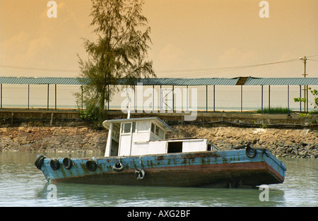 Altes Schiffswrack in Port Dickson Malaysia in Südostasien Stockfoto