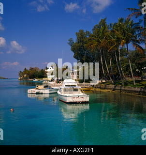 Bootfahren Szene von kleinen weißen Freizeit und Vergnügen Boote auf ruhigen klaren Wasser im geschützten Flatts Inlet Bermuda Stockfoto