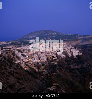 Abenddämmerung Klippe Draufsicht mit den Lichtern von Ansammlung von hübschen weißen Gebäude von der Stadt Fira auf Santorin die griechischen Inseln Stockfoto