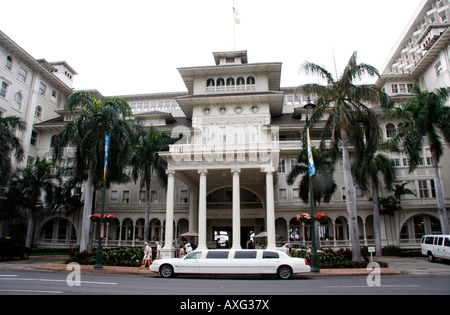 Am Strand von Waikiki 1904 erbaut wurde das erste moderne Hotel MOANA Sheraton Moana Surfrider ist. Stockfoto