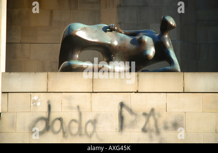 Henry Moore-Statue außerhalb Leeds Kunst-Galerien Stockfoto