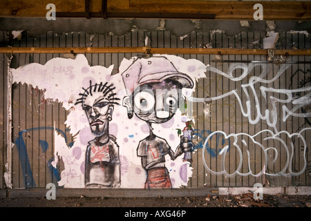 Graffiti in einer Brownfield-Website-Fabrik in Vichy (Frankreich). Graffiti Dans Une Usine Désaffectée de Vichy (Allier - Frankreich). Stockfoto