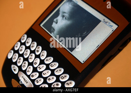 Nahaufnahme von Blackberry Palm Art Computer mit Tastatur Stockfoto