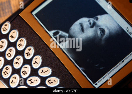 Nahaufnahme von Blackberry Palm Art Computer mit Tastatur Stockfoto