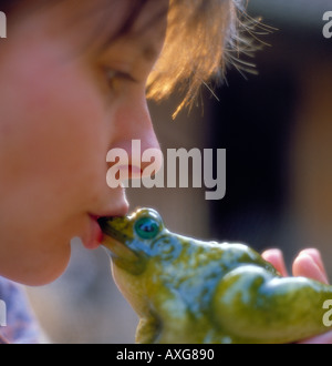 junge Frau, die einen Frosch zu küssen. Foto: Willy Matheisl Stockfoto