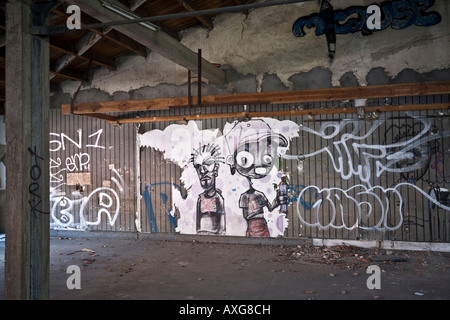 Graffiti in einer Brownfield-Website-Fabrik in Vichy (Frankreich). Graffiti Dans Une Usine Désaffectée de Vichy (Allier - Frankreich). Stockfoto