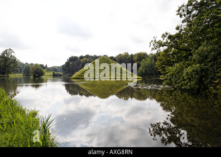 Cottbus, Schloßpark Branitzer Tumulus Im Pyramidensee Stockfoto