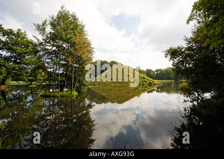 Cottbus, Schloßpark Branitzer Tumulus Im Pyramidensee Stockfoto