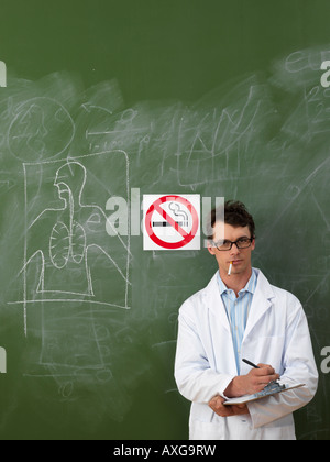 Wissenschaftler-Rauchen in der Nähe von No Smoking Sign Stockfoto
