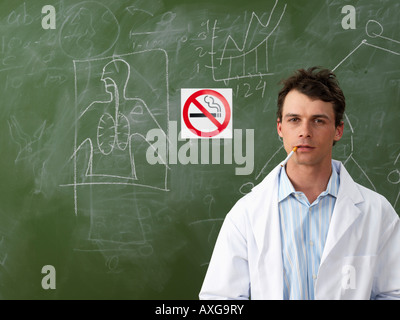 Wissenschaftler-Rauchen in der Nähe von No Smoking Sign Stockfoto