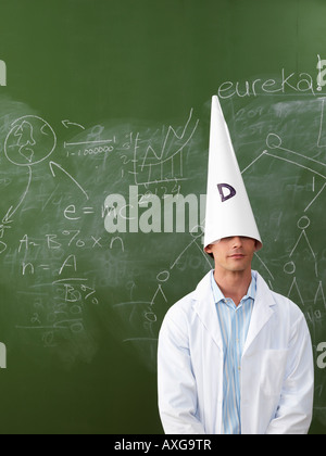 Mann trägt Dunce Cap Stockfoto