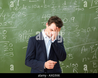 Lehrer vor Tafel Stockfoto