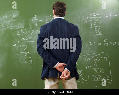 Blick auf mathematische Probleme auf Blackboard Lehrer Stockfoto