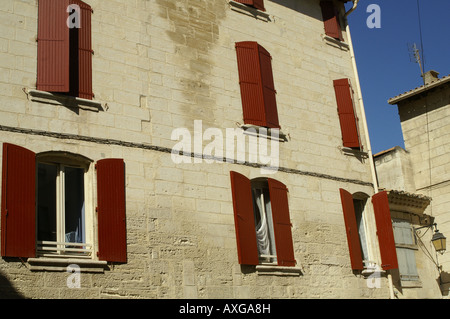 Mittelalterliche französische Stadthaus mit Wein rot gefärbten Fensterläden in Uzes, Südfrankreich Stockfoto