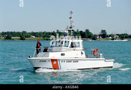 Coast Guard prüft Boote auf St. Clair River im kanadischen Grenze für Gesetz vergehen an Port Huron, Michigan Stockfoto