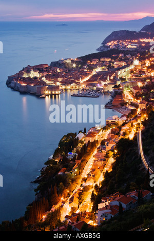 Altstadt von Dubrovnik in der Abenddämmerung, Kroatien Stockfoto