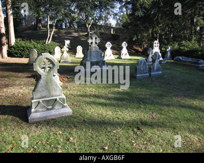 Grabsteine in einem alten Friedhof Mt Auburn Cemetery in Cambridge MA Stockfoto