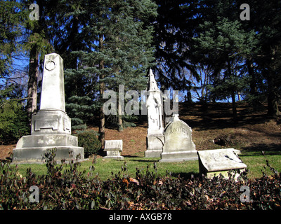 Obelisk und Grab Steinen auf dem Mt. Auburn Cemetery Cambridge MA Stockfoto