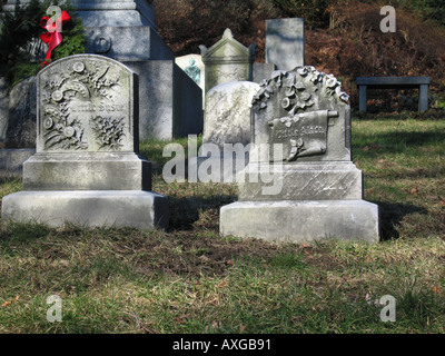 Gräber von kleinen Mädchen in der Mount Auburn Friedhof Cambridge, Massachusetts Stockfoto