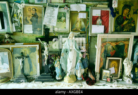 Opfergaben und Gebete im Brunnenhaus von St. Brigid's Holy Well in Liscannor, County Clare, Irland Stockfoto