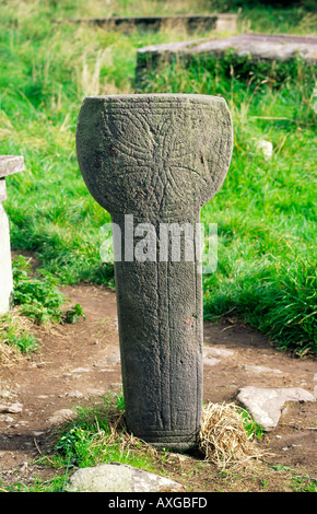 Frühe keltische Christian Tau Kreuz Stein am Kilmalkedar Kirche, in der Nähe von Dingle, County Kerry, Irland. Stockfoto