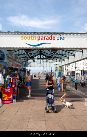 Allgemeine Aktivität Promenade vom Eingang zum South Parade Pier Southsea Stockfoto