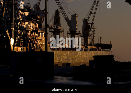 Ein Schiff in den Hafen von Milwaukee bei Sonnenaufgang Stockfoto