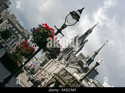 Abstraktes Bild von Castlegate, Aberdeen, Schottland mit Blumen geschmückten alten Stil Laternenpfahl im Vordergrund Stockfoto