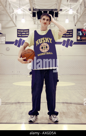 High School Basketball-Spieler steht an der Freiwurflinie unter Druck um eine wichtige Gäste Stockfoto