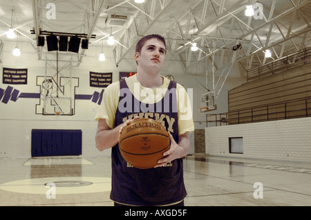 High School Basketball-Spieler steht an der Freiwurflinie unter Druck um eine wichtige Gäste Stockfoto