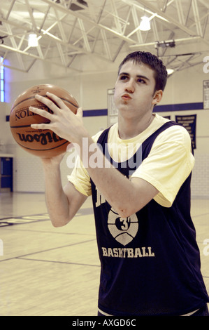 High School Basketball-Spieler steht an der Freiwurflinie unter Druck um eine wichtige Gäste Stockfoto